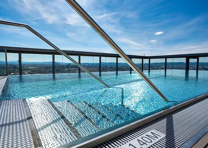 High Rise Balcony I Roof Pool I Close To Metro *