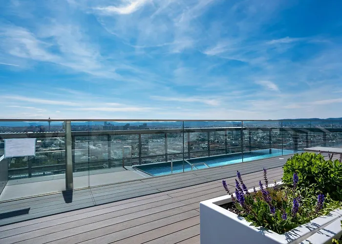 High Rise Balcony I Roof Pool I Close To Metro